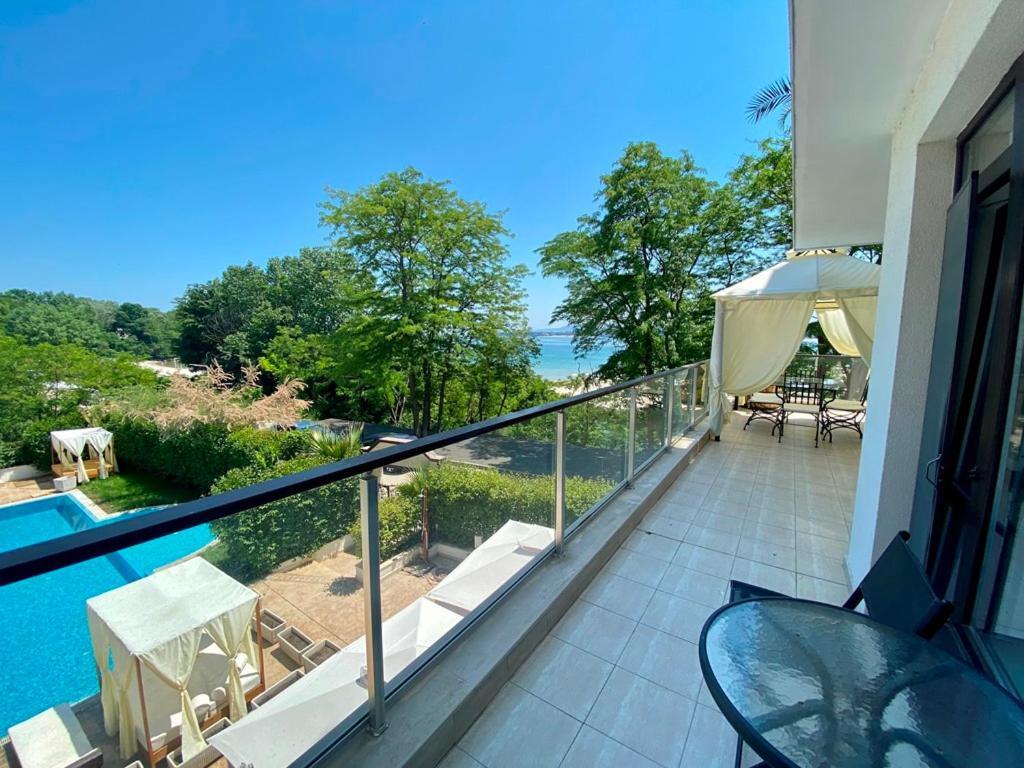 Green Paradise Deluxe Apartments Приморско Экстерьер фото